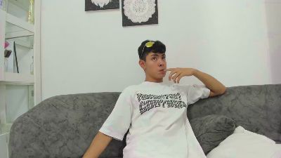 LoganTwink18 from Colombia