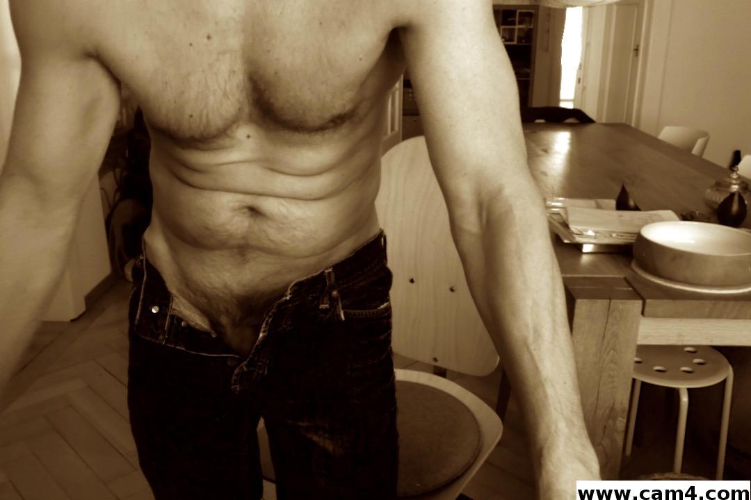 max008 from Switzerland